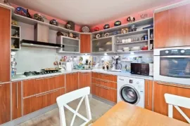 продается 3х комнатная квартира в спальном районе.